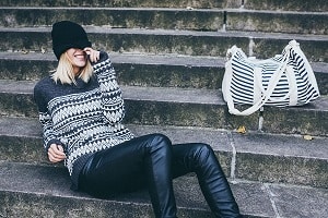 Stylecoach Gitte M Kvinde med stribet taske