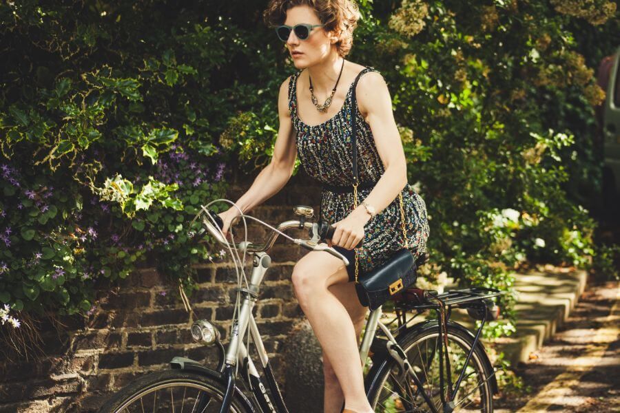 Kvinde i kjole på cykel